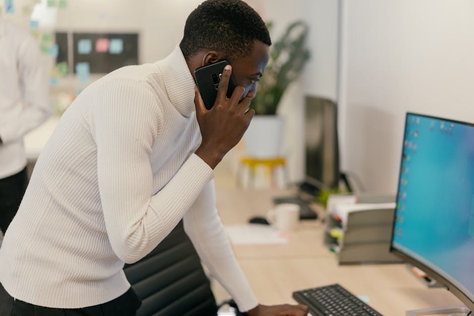 Handwerker fasst ein Angebot telefonisch nach am Schreibtisch