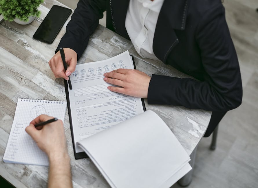 Handwerker besprechen eine Angebotsvorlage im Handwerk am Schreibtisch