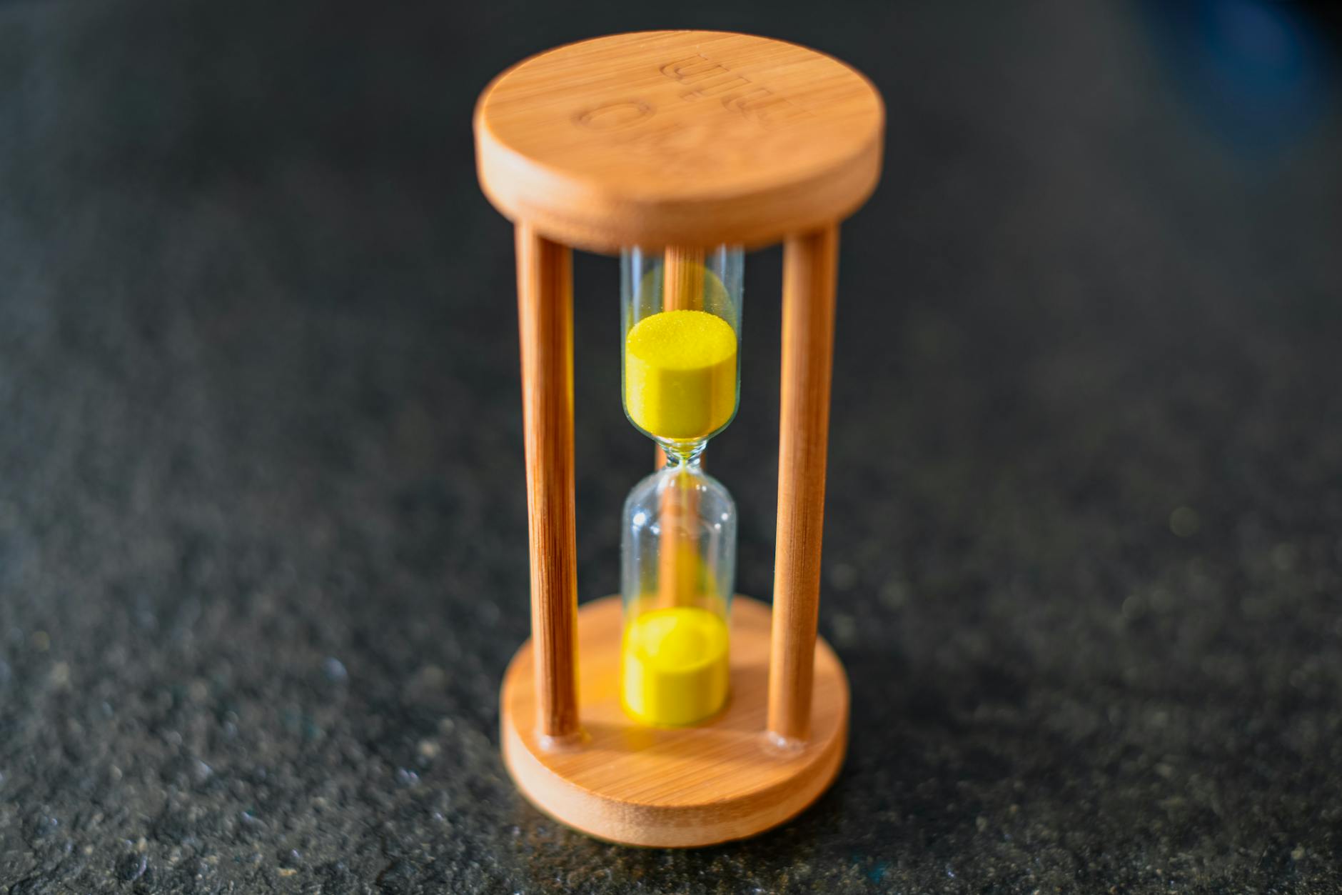 Sanduhr als Symbol für Gewährleistungsfristen im Handwerk — 2 oder 5 Jahre Haftung