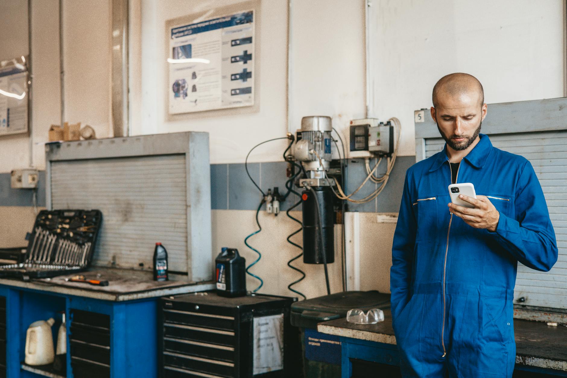Handwerker dokumentiert Mängelbeseitigung mit dem Smartphone