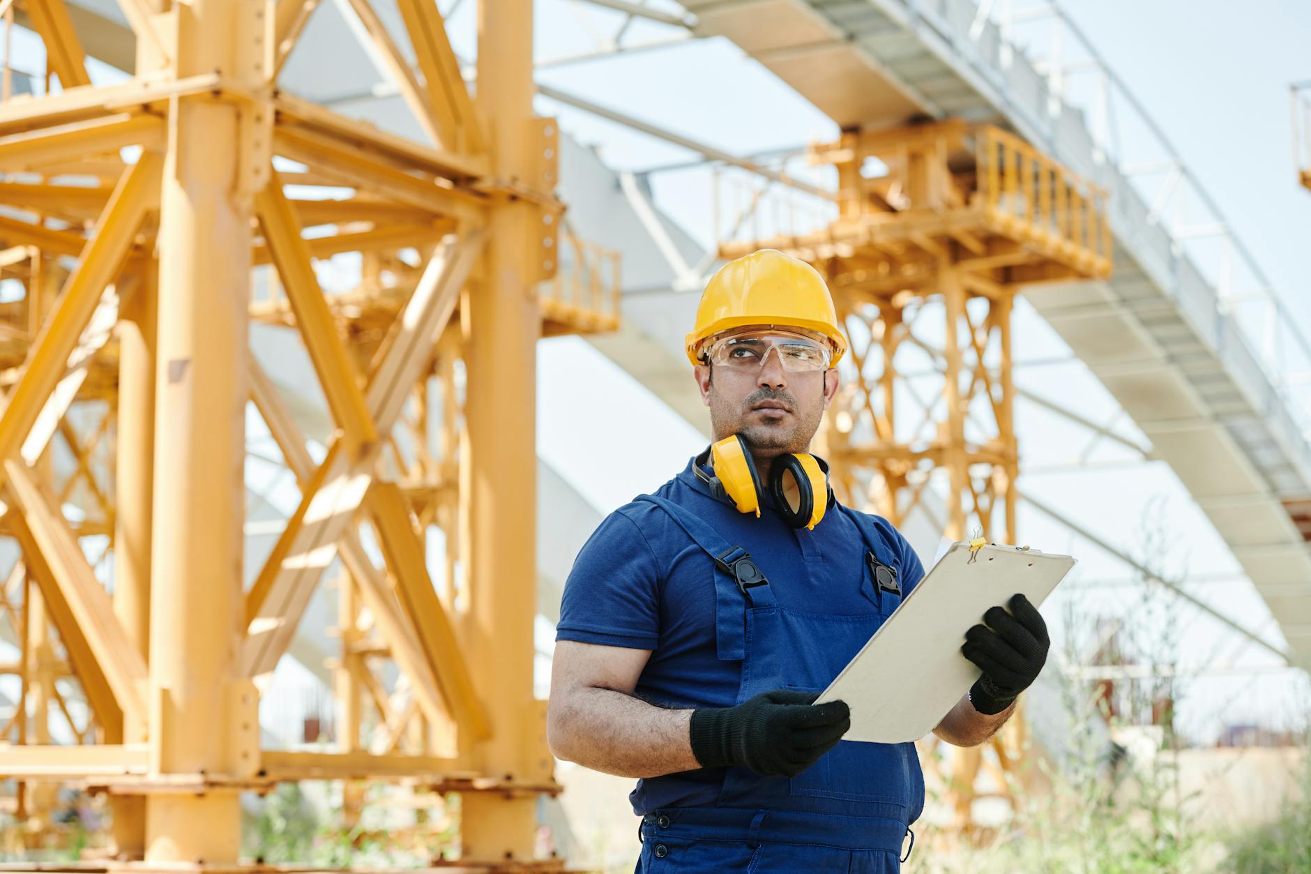 Handwerker dokumentiert VOB-Abnahme mit Klemmbrett auf der Baustelle
